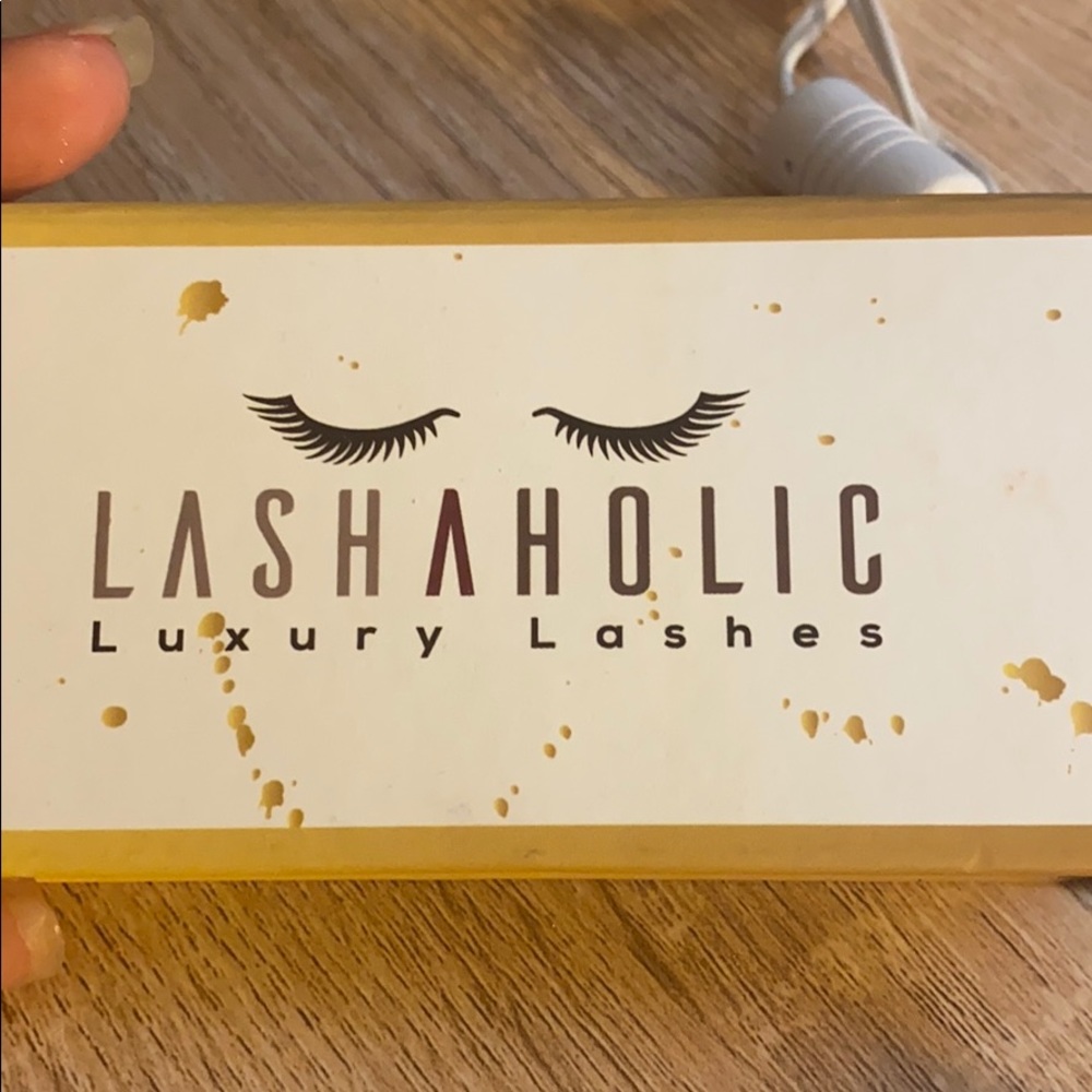Huda Beauty Lashes plus additional pair - Picture 7 of 7